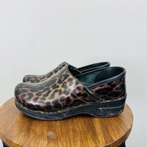 Dansko Cheetah Print Patent Leather Clogs Women’s Size 7.5